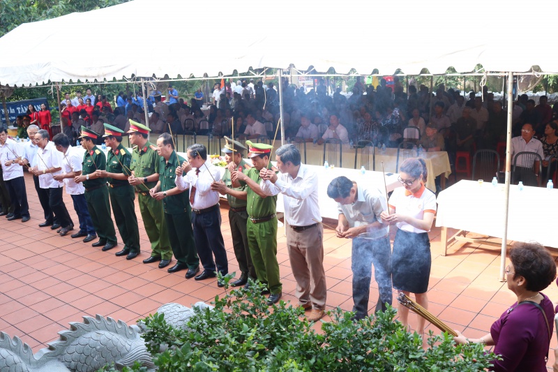 Bà Tạ Xuân Quỳnh cùng với Đoàn Lãnh Đạo Tỉnh Uỷ thắp hương tri ân các anh hùng dân tộc